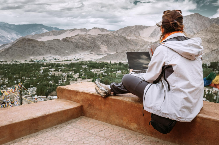 Naviguer dans l’avenir des nomades numériques : programmes de visa, tendances immobilières et perspectives prometteuses dans le CCG